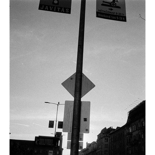 Film negativ Kentmere PAN 200 35mm, imagine cu procesul de developare și textură fină, pentru fotografie alb-negru de calitate.