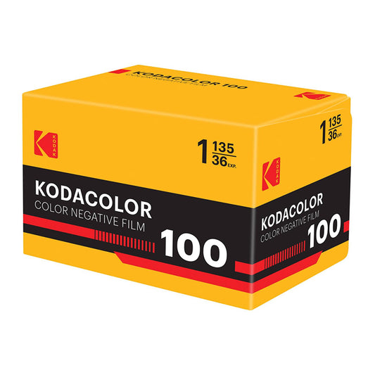 Film color Kodak Kodacolor 100 35mm, cu eticheta și ambalajul original, pregătit pentru utilizare.