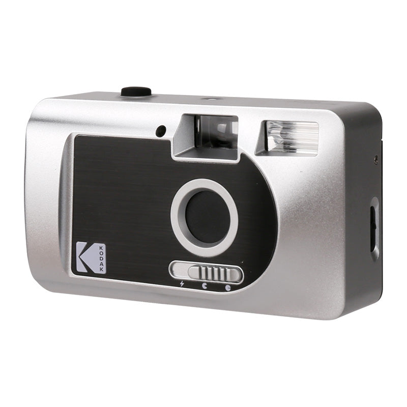 Cameră Kodak S88 Silver Point&Shoot 35mm, cu design compact și obiectiv pentru fotografii ușor de realizat.
