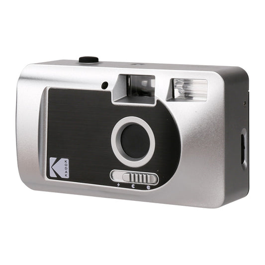 Cameră Kodak S88 Silver Point&Shoot 35mm, cu design compact și obiectiv pentru fotografii ușor de realizat.
