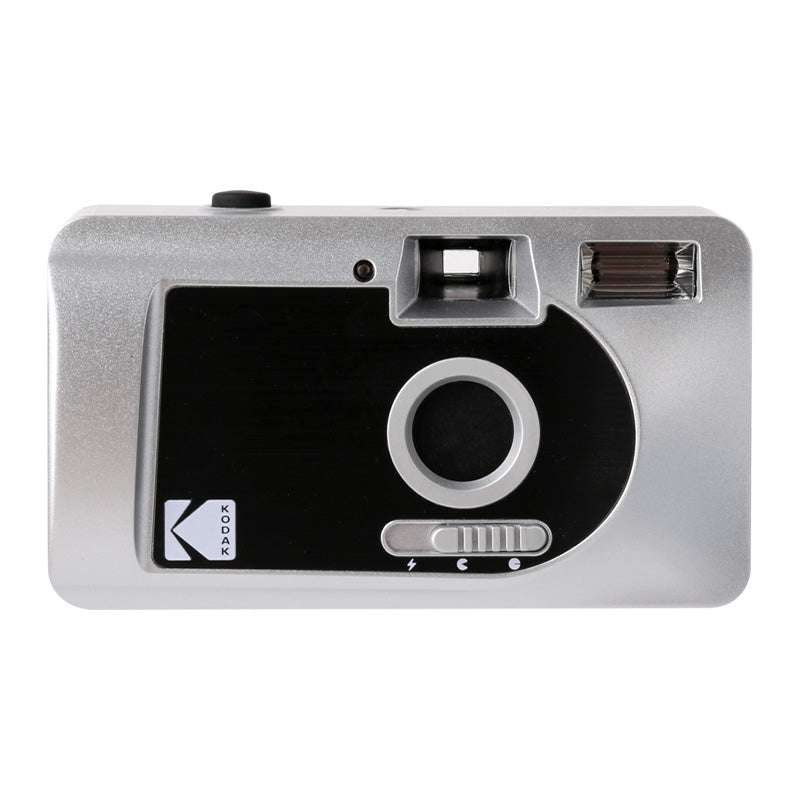 Kodak S88 Silver, cameră point-and-shoot 35mm, cu design clasic și obiectiv compact pentru fotografii instantanee.