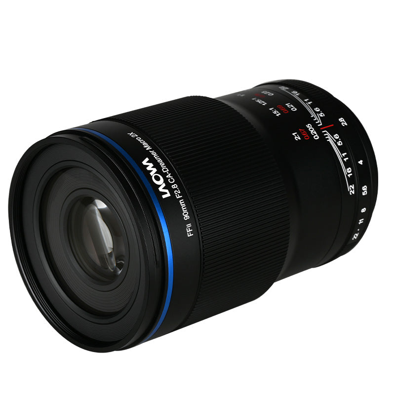 Obiectiv macro Laowa 90mm f/2.8 2X Ultra Macro APO pentru camere, detaliu clar al obiectivului fotografiat pe fundal alb