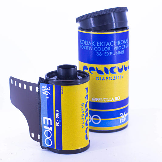 Film Kodak E100 Diapozitiv 35mm, film color slide pentru aparate foto, imagine cu peliculă de film foto pe suport plastic