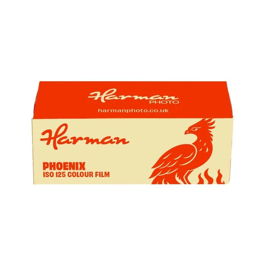 Film de culoare Harman Phoenix 125 120, imagine mock-up, evidențiind culorile și aspectul filmului pentru fotografie analogică.