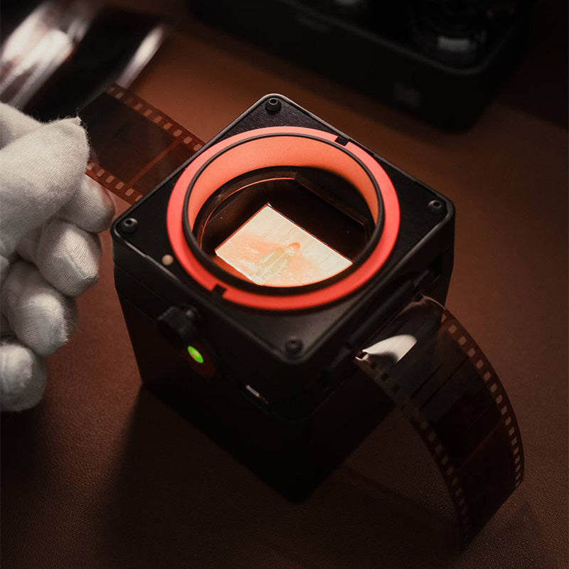 Imagini cu VALOI easy35 v2, dispozitiv pentru filmare, în culoare negru, afișat pe un suport, cu componente și ecran digital vizibile.