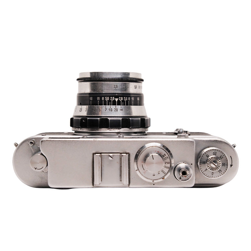 Aparat foto Zorki 4 cu obiectiv Industar N-61 52mm f/2.8, stil vintage, detaliu și finisaj metalic.