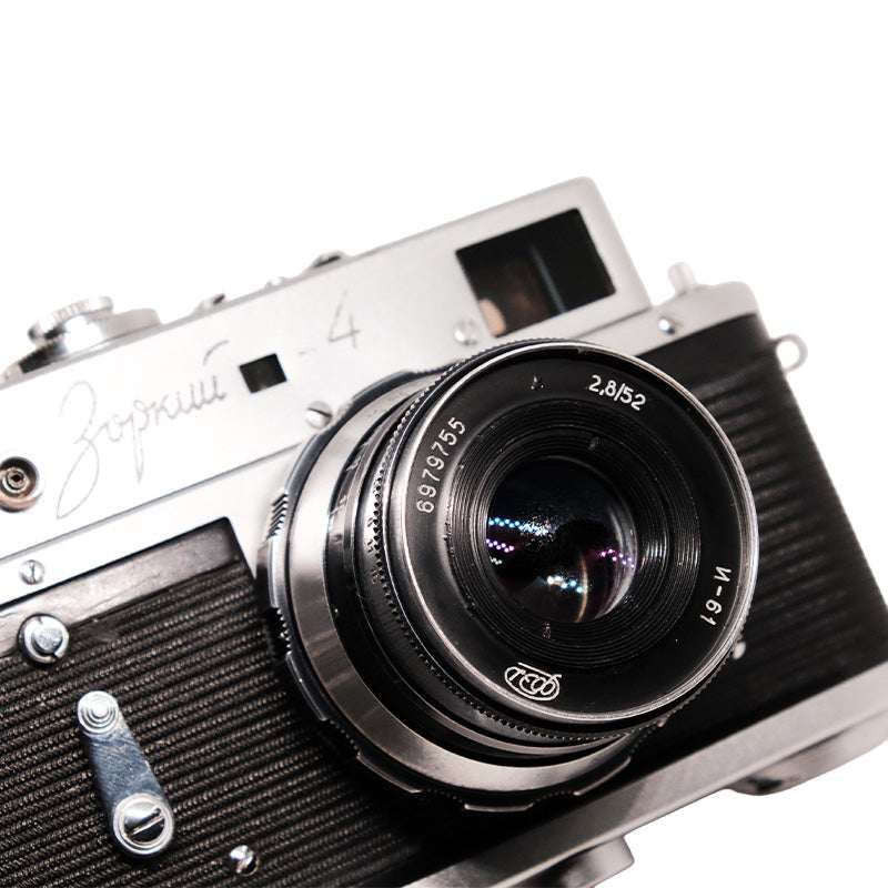 Aparat foto vintage Zorki 4 cu obiectiv Industar N-61 52mm f/2.8, detaliu și aspect complet al camerei originale.
