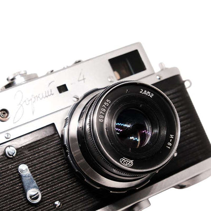Aparat foto vintage Zorki 4 cu obiectiv Industar N-61 52mm f/2.8, detaliu și aspect complet al camerei originale.
